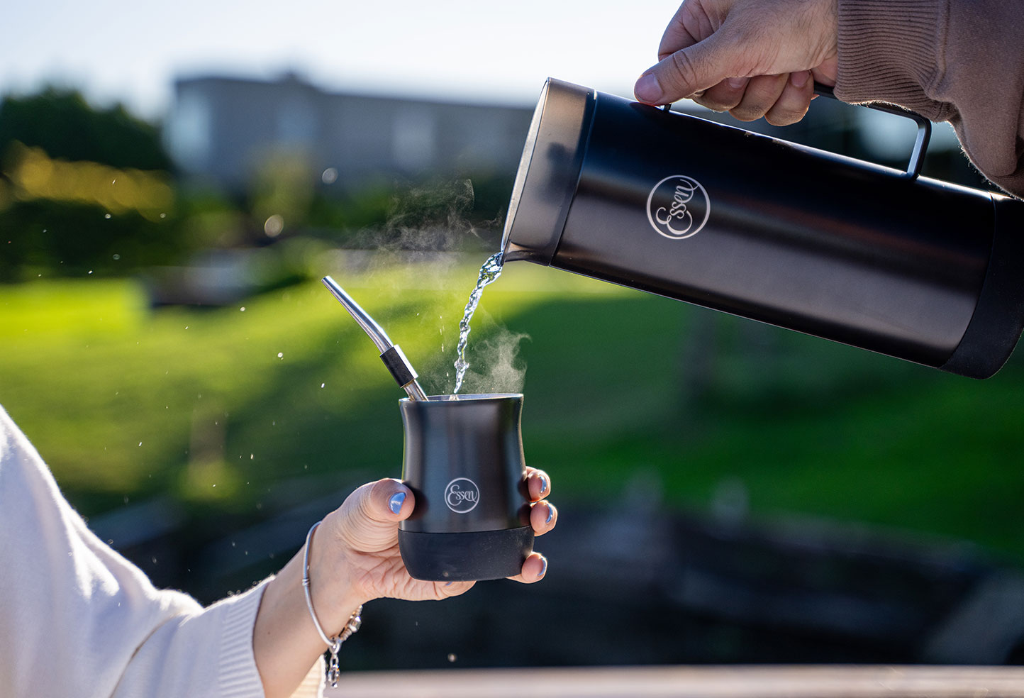 Cebando mate al aire libre